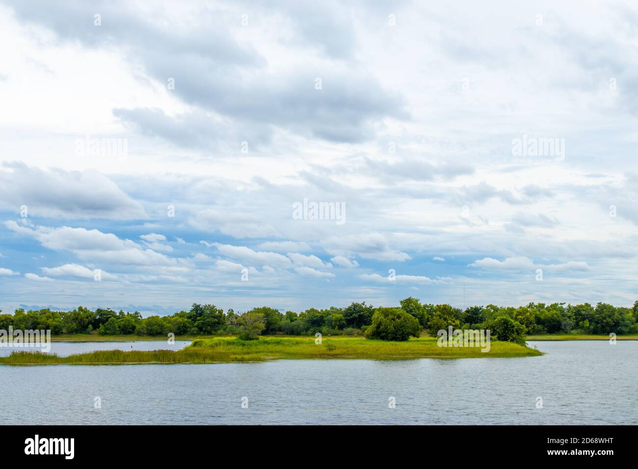 Weiße Wolken und Himmel über dem Stausee Stockfoto