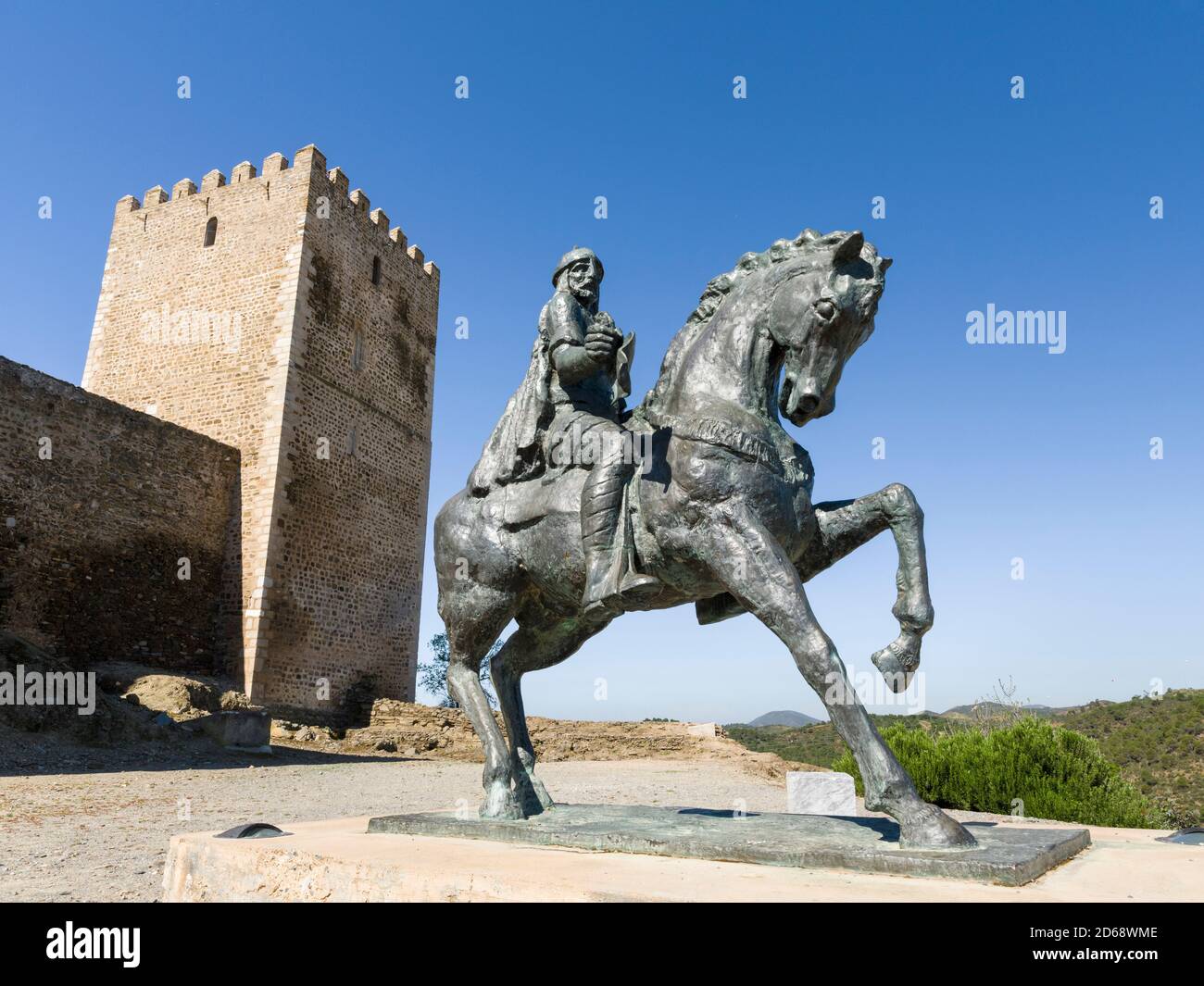 Reiterstatue, die Ibn Qasi darstellt, einen maurischen herrn und religiösen Führer, einst Besitzer von Mertola. Die mittelalterliche Burg mit Foudations von maurischen tim Stockfoto