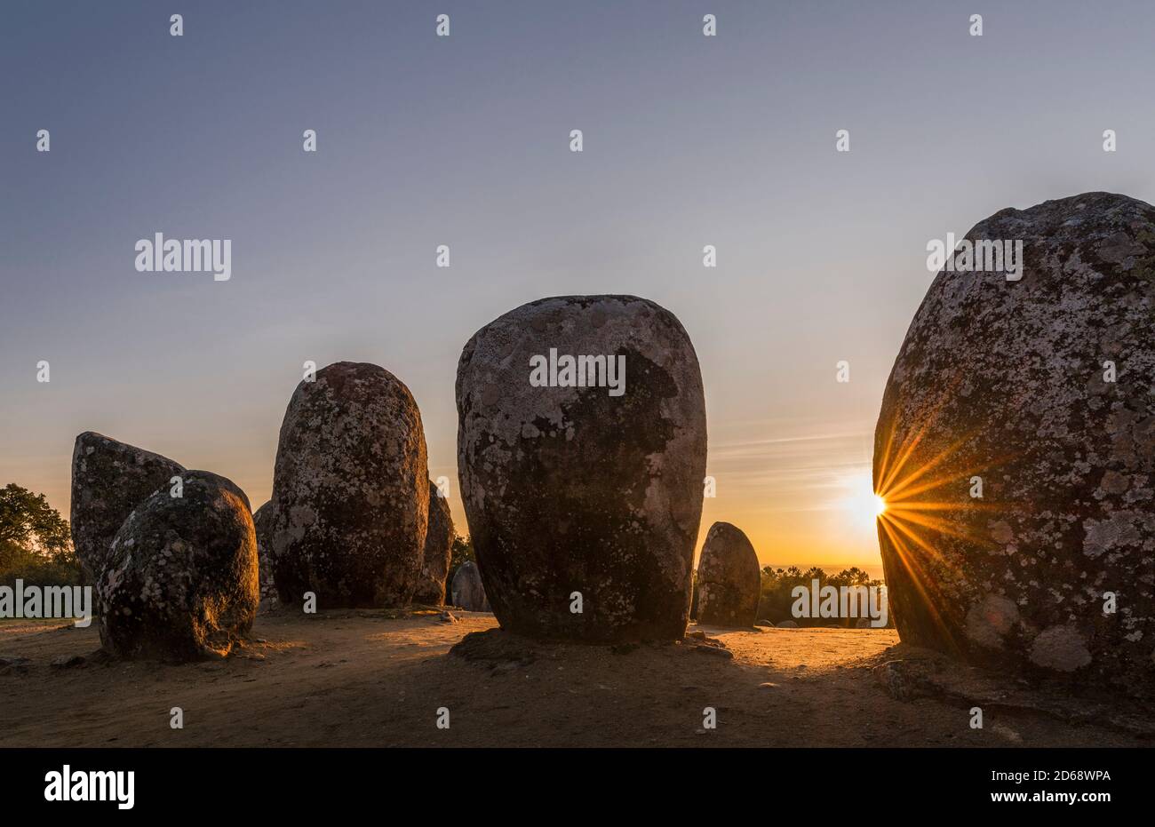 Almendres Cromlech (Cromeleque dos Almendres), ein ovaler Steinkreis aus der späten jungsteinzeit oder frühen Kupferzeit. Europa, Südeuropa, P Stockfoto