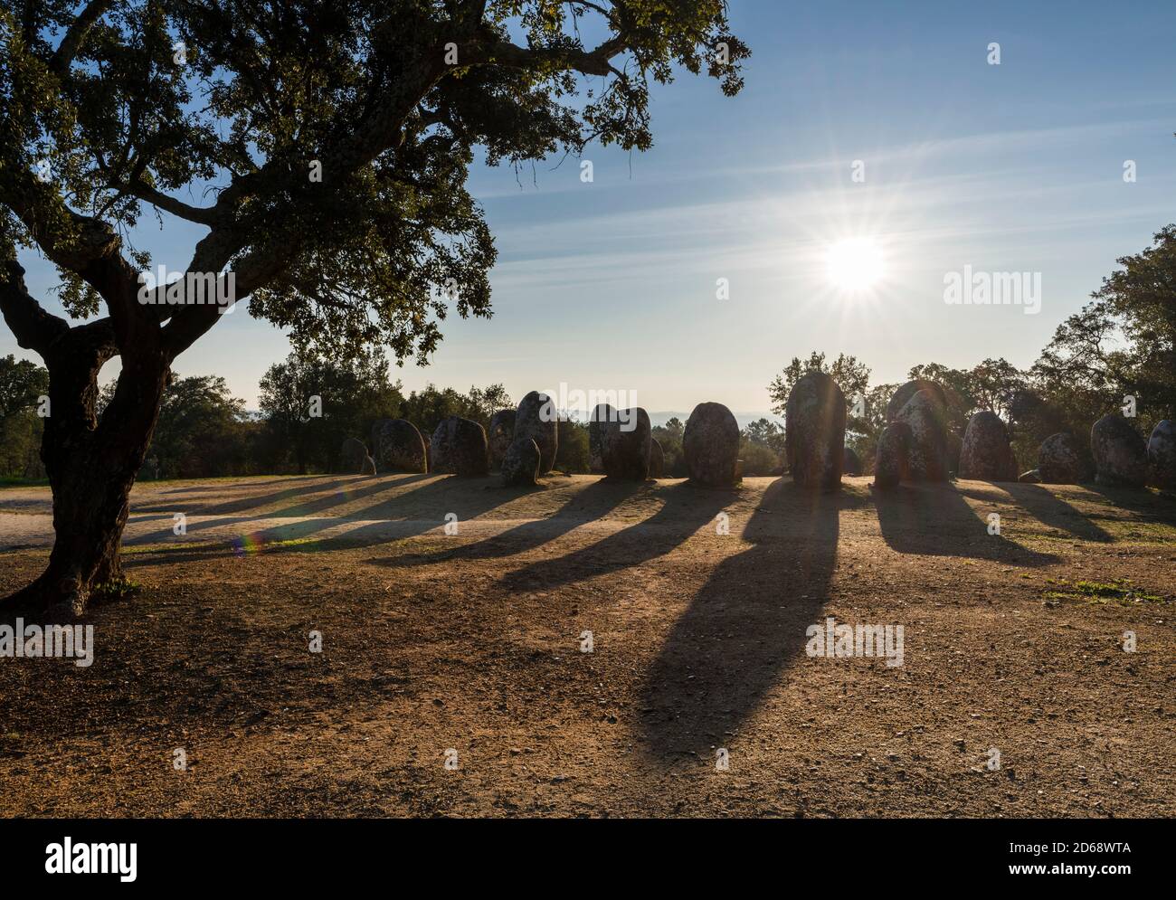 Almendres Cromlech (Cromeleque dos Almendres), ein ovaler Steinkreis aus der späten jungsteinzeit oder frühen Kupferzeit. Europa, Südeuropa, P Stockfoto