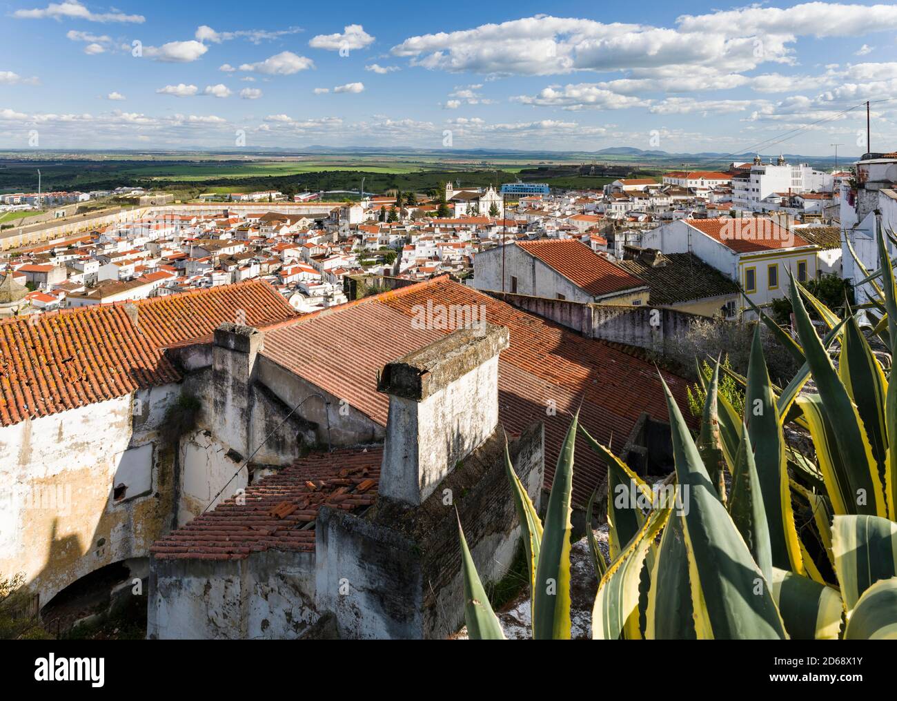 Blick über die Stadt mit den Befestigungsanlagen von Fort Santa Luzia, die weltweit größte erhaltene Festung aus dem 17. Jahrhundert.Elvas i. Stockfoto