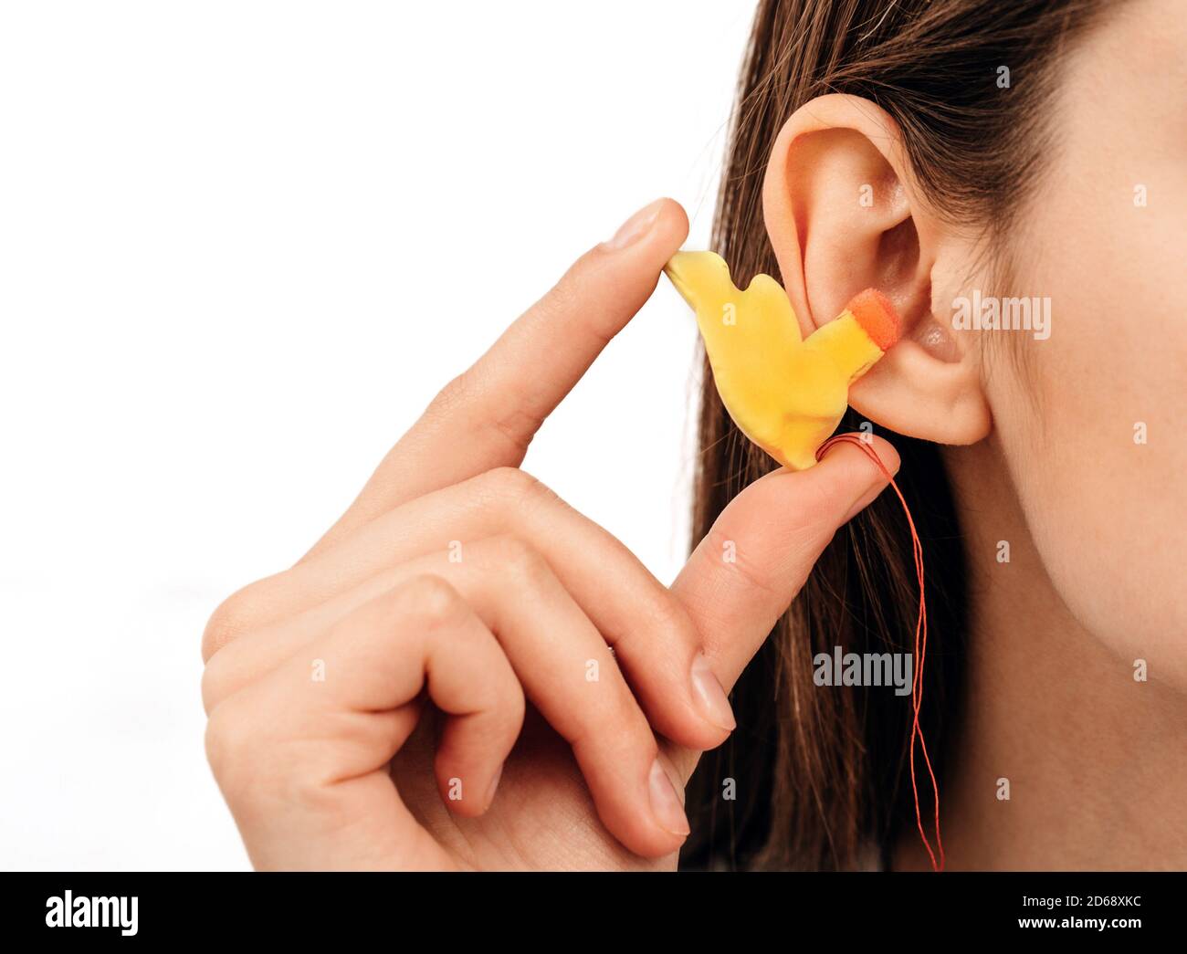 Verfahren der Herstellung von Ohrstöpseln aus dem Eindruck eines individuellen menschlichen Ohrs. Nahaufnahme des Ohrs. Persönlich geformte Ohrstöpsel. Teil des Sets Stockfoto