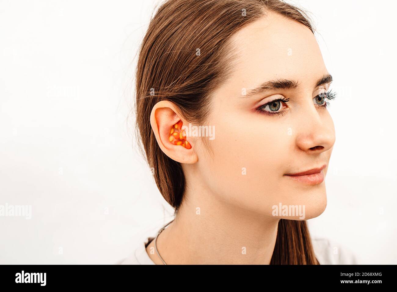 Individuelle und stilvolle Ohrstöpsel für Frauen. Ohrstöpsel - Lärmschutz Stockfoto