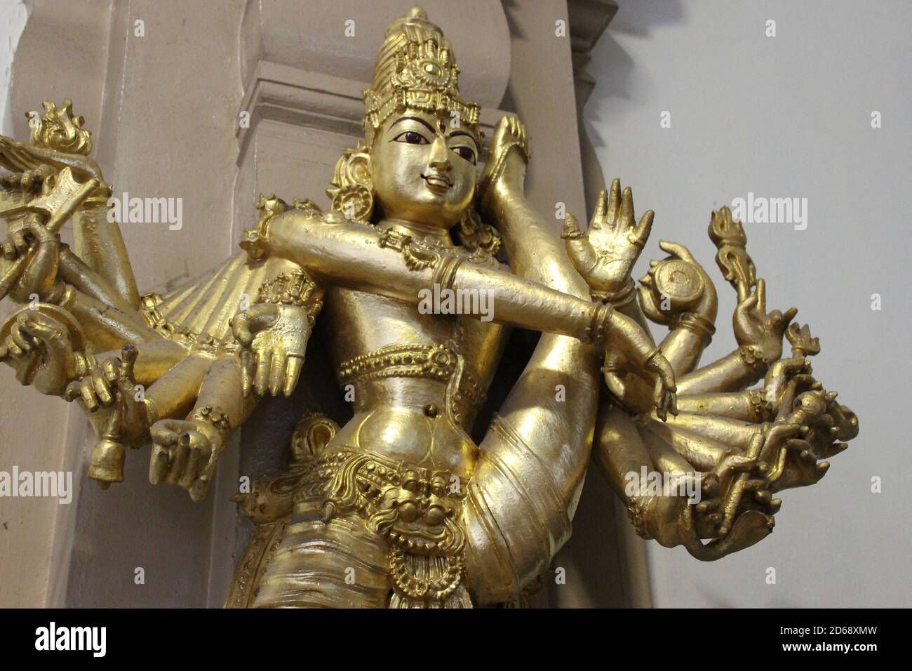 goldene Statue einer hinduistischen Gottheit (shiva ?) In einem Tempel (sri thendayuthapani) in singapur Stockfoto