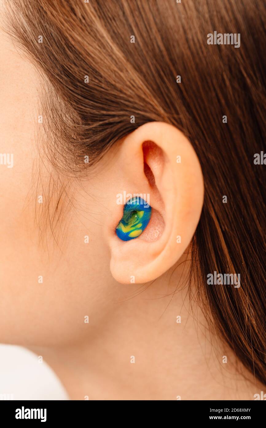 Individuelle und stilvolle Ohrstöpsel für Frauen. Ohrstöpsel - Lärmschutz.  Persönlich geformte Ohrstöpsel für den Einsatz in einem Flugzeug mit hoher  atmosphärischer Pressur Stockfotografie - Alamy