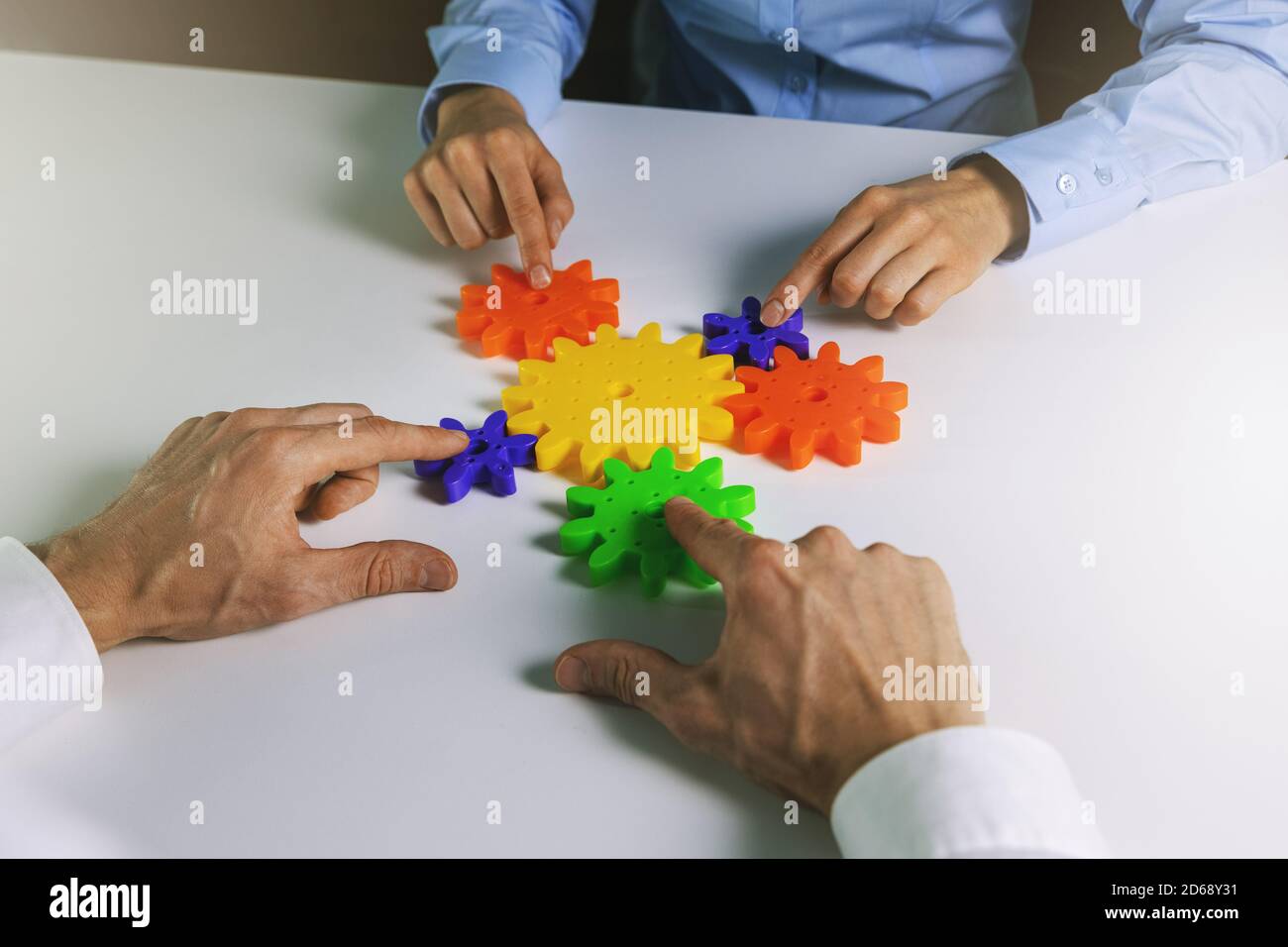 Geschäftskooperation, Strategie und Teamwork-Konzept. Business People Team fügen Getriebe Stockfoto