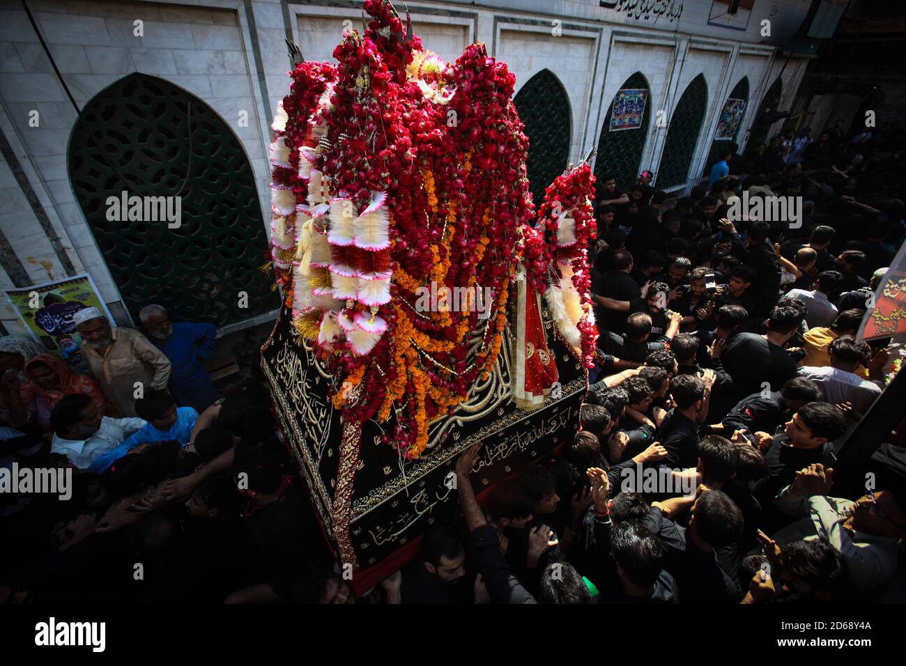 Schiitische Muslime nehmen an einer religiösen Prozession Teil, um den 40. Tag der Trauer nach dem Todestag von Imam Hussain zu begehen. Stockfoto