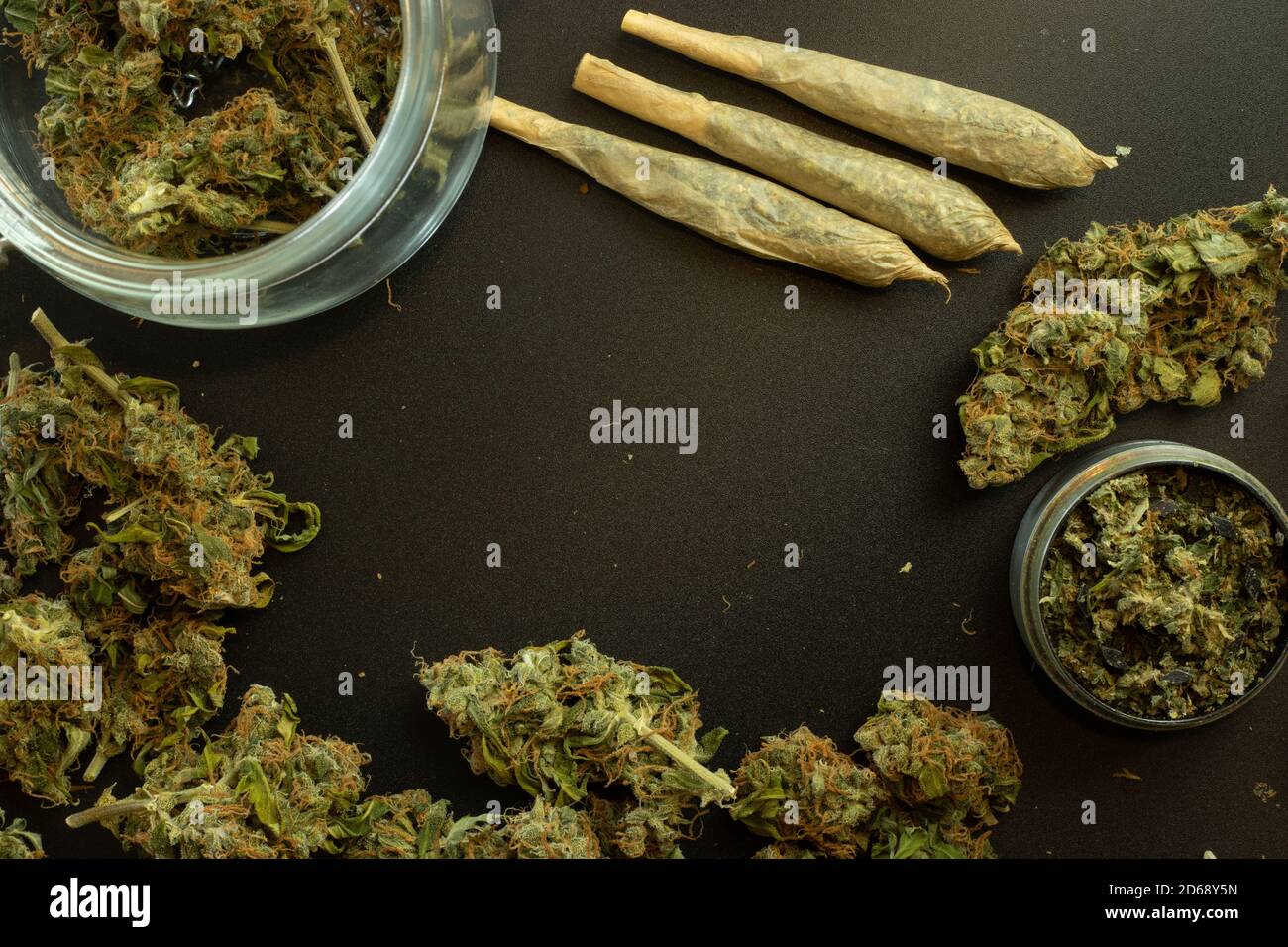 Marihuana Konzept Design Hintergrund Vorlage mit Kopierraum, Unkraut Knospen Draufsicht. Cannabisverbindungen Stockfoto