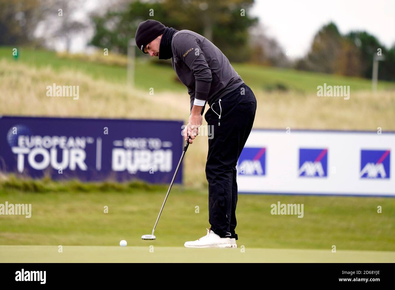 Ewen Ferguson puttet für Birdie auf dem neunten Grün während des ersten Tages der Scottish Championship in Fairmont St Andrews. Stockfoto