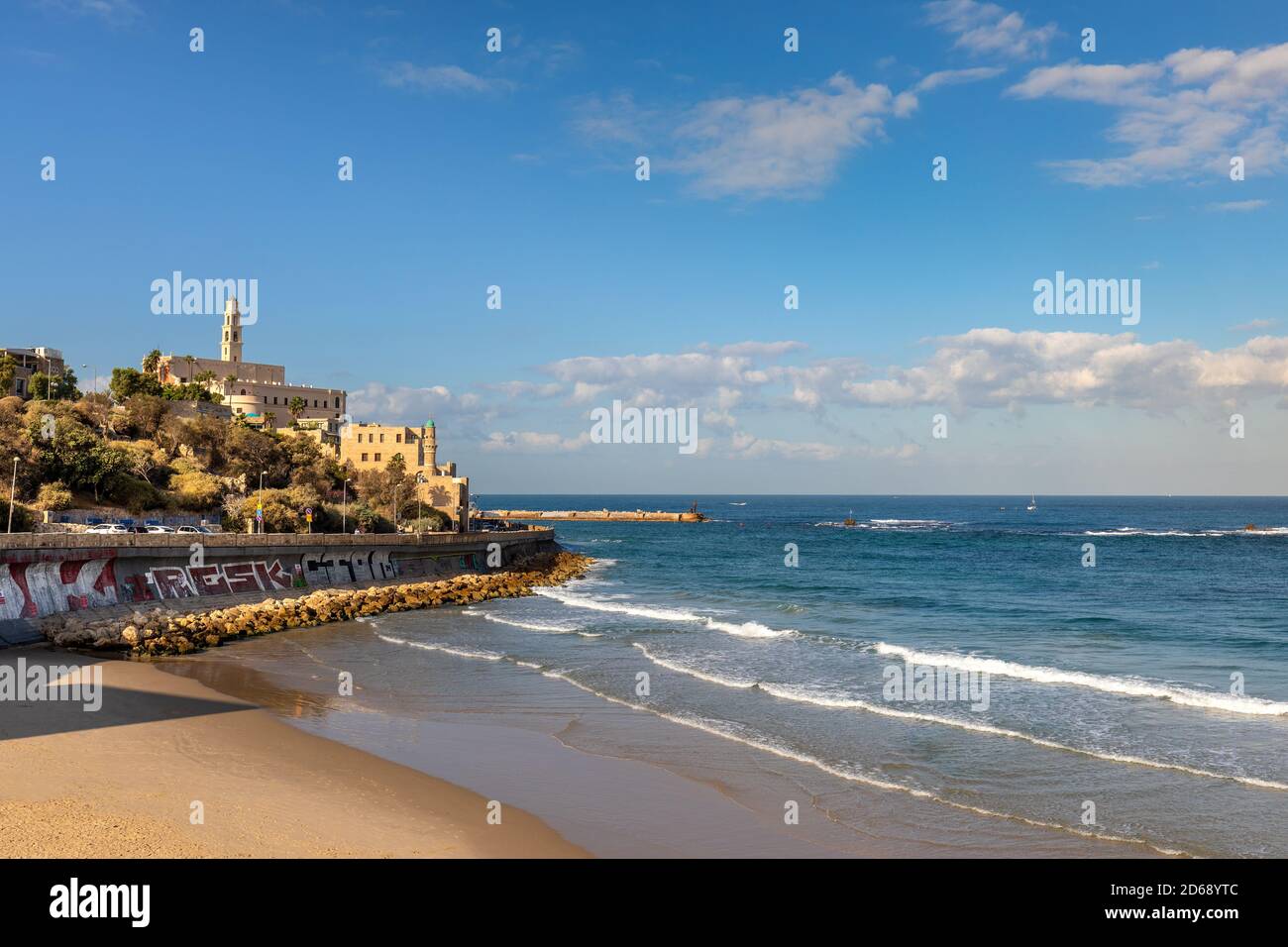 Tel Aviv Yafo, Gush Dan / Israel - 2017/10/11: Panoramablick auf die Altstadt von Jaffa an der Mittelmeerküste mit Meer Jaffa Strand Stockfoto