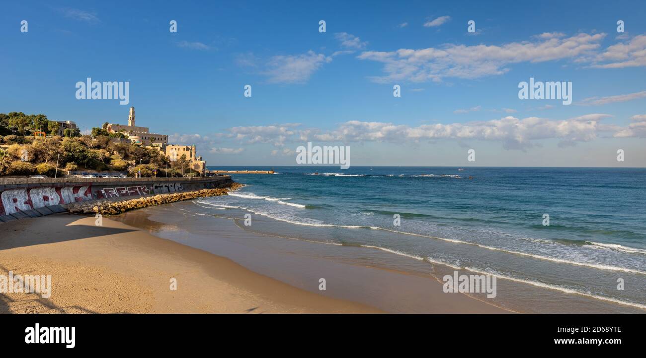 Tel Aviv Yafo, Gush Dan / Israel - 2017/10/11: Panoramablick auf die Altstadt von Jaffa an der Mittelmeerküste mit Meer Jaffa Strand Stockfoto