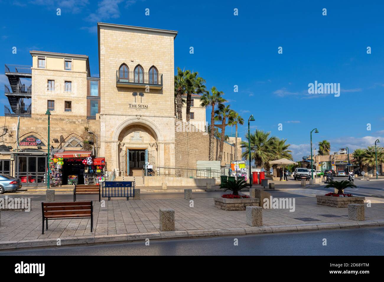 Tel Aviv Yafo, Gush Dan / Israel - 2017/10/11: Altstadt von Jaffa Innenstadt mit Setai Resort am Yossi Carmel Platz Stockfoto