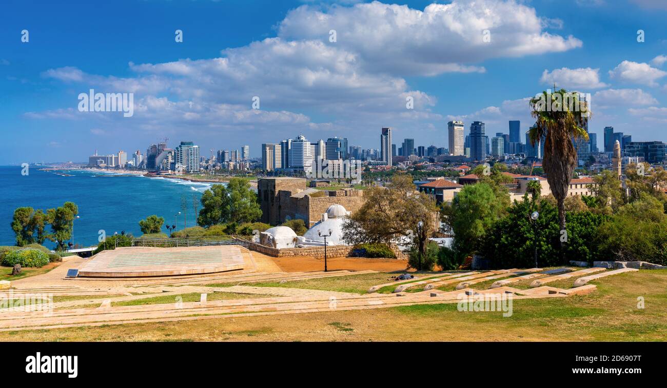 Tel Aviv Yafo, Gush Dan / Israel - 2017/10/11: Panoramablick auf die Innenstadt von Tel Aviv an der Mittelmeerküste und Geschäftsviertel von der Altstadt aus gesehen Stockfoto