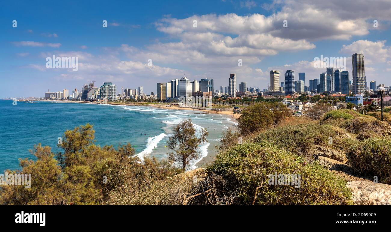 Tel Aviv Yafo, Gush Dan / Israel - 2017/10/11: Panoramablick auf die Innenstadt von Tel Aviv an der Mittelmeerküste und Geschäftsviertel von der Altstadt aus gesehen Stockfoto