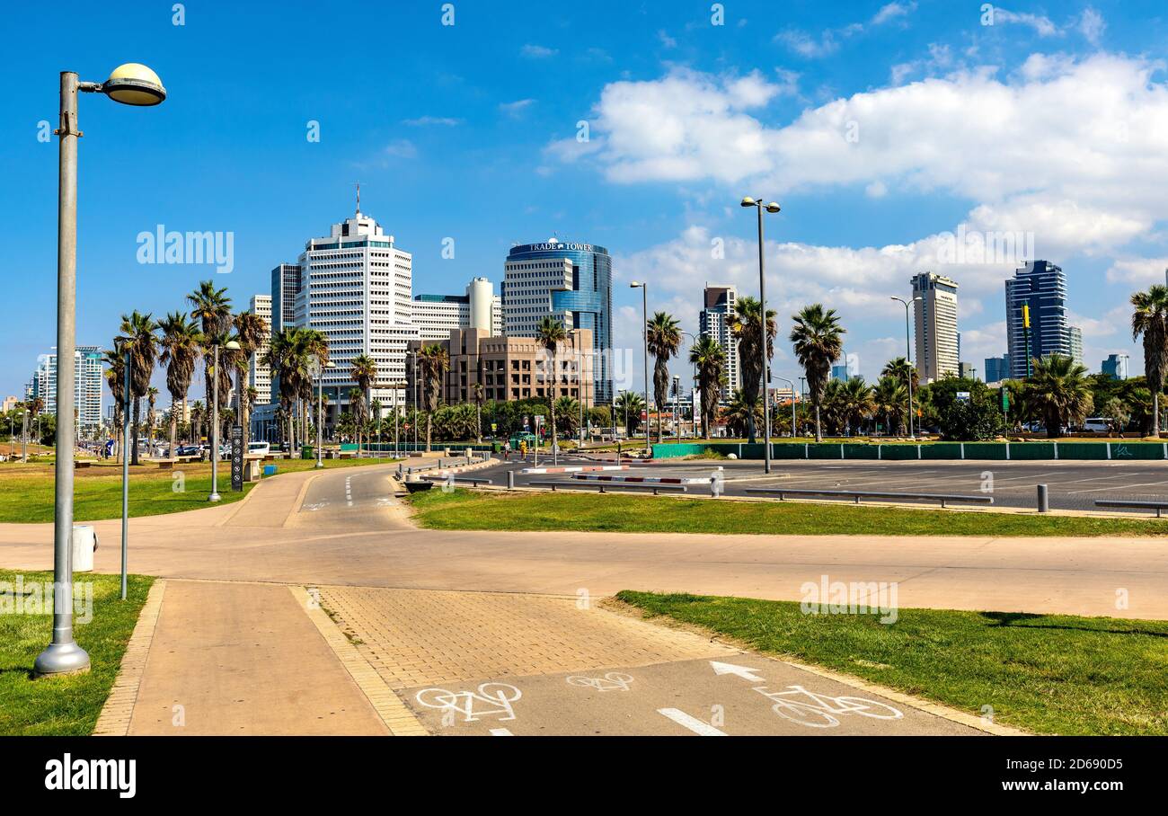 Tel Aviv Yafo, Gush Dan / Israel - 2017/10/11: Panorama der Innenstadt von Tel Aviv an der Mittelmeerküste mit Geschäftsviertel entlang Tel Aviv Promenade Stockfoto