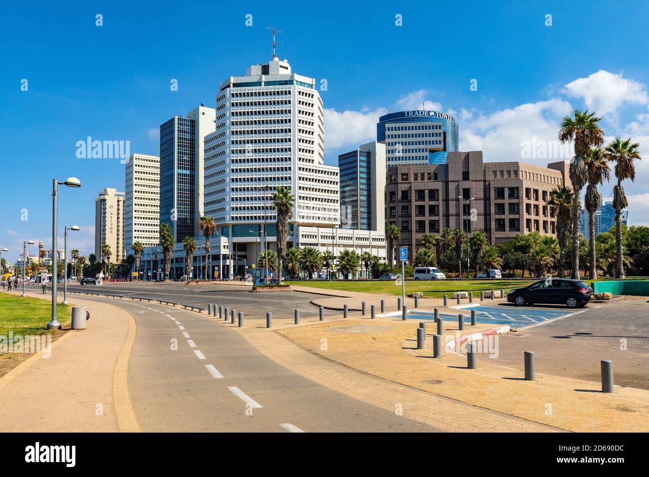 Tel Aviv Yafo, Gush Dan / Israel - 2017/10/11: Panorama der Innenstadt von Tel Aviv an der Mittelmeerküste mit Geschäftsviertel entlang Tel Aviv Promenade Stockfoto