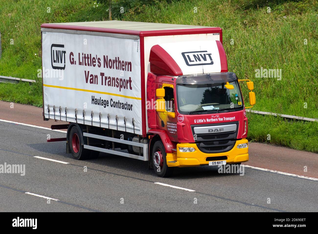 G Little's Northern van Transport; starre Spedition Lieferwagen, LKW, schwere Nutzfahrzeuge, Transport, LKW, Frachtführer, DAF Fahrzeug, Europäische kommerzielle Transportindustrie LKW, M6 in Manchester, Großbritannien Stockfoto