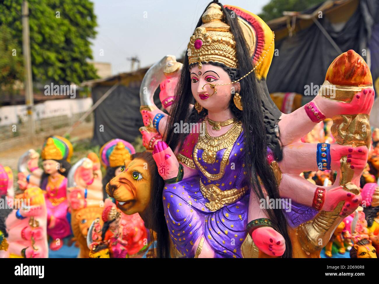 Beawar, Rajasthan, Indien, 15. Oktober 2020: Idols of Goddess Durga sitzt auf Löwe vor dem Durga Puja Festival in Beawar. Das neuntägige Durga Puja-Fest, das an die Erschießung des Dämonenkönigs Mahishasur durch die Göttin Durga erinnert, markiert den Triumph des Guten über das Böse. Hindu Festival wird am 17. Oktober beginnen. Kredit: Sumit Saraswat/Alamy Live Nachrichten Stockfoto