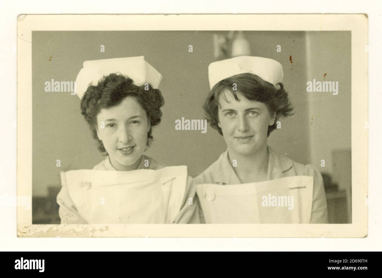 1950s Postkarte, Team von Krankenschwestern, Freunde, Theater Krankenschwestern, Großbritannien Stockfoto