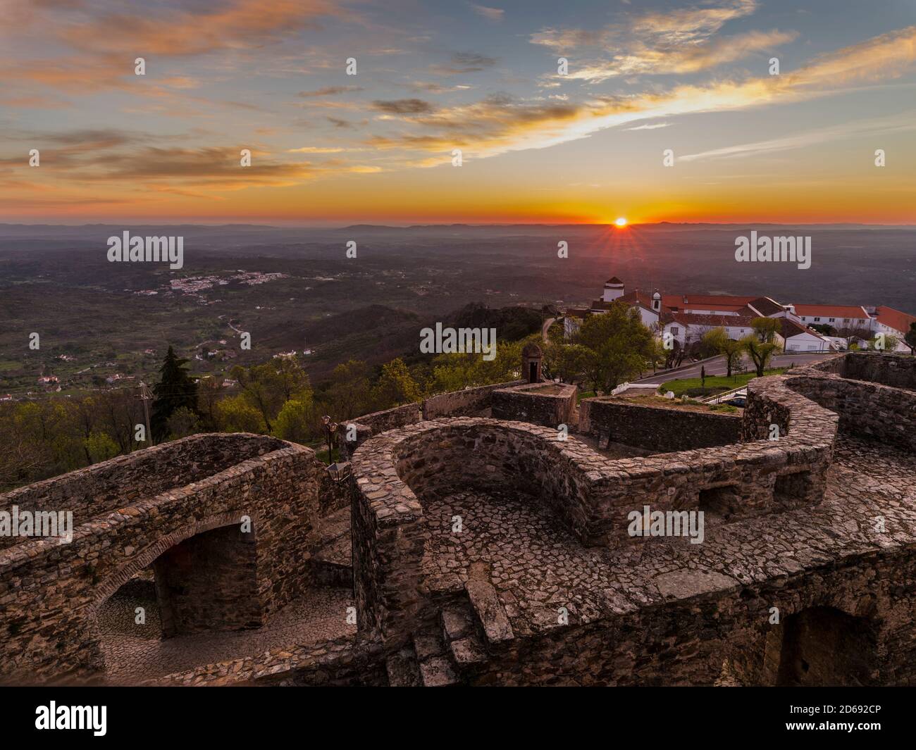 Sonnenaufgang über Ohrid einen berühmten mittelalterlichen Bergdorf und touristische Attraktion im Alentejo. Europa, Südeuropa, Portugal, Alentejo Stockfoto