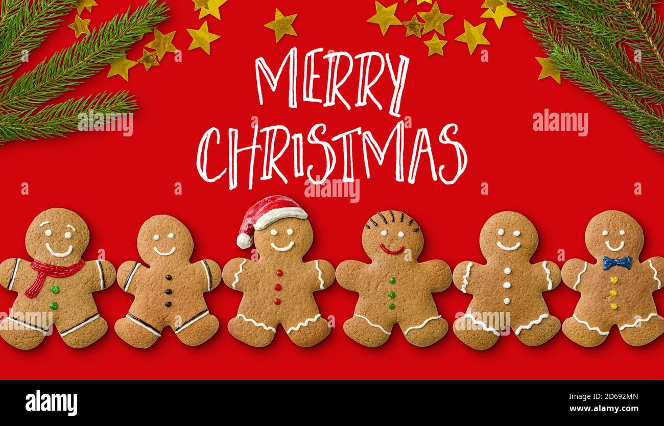 Eine weihnachtskarte mit Lebkuchenmännern und weihnachtsdekoration Stockfoto