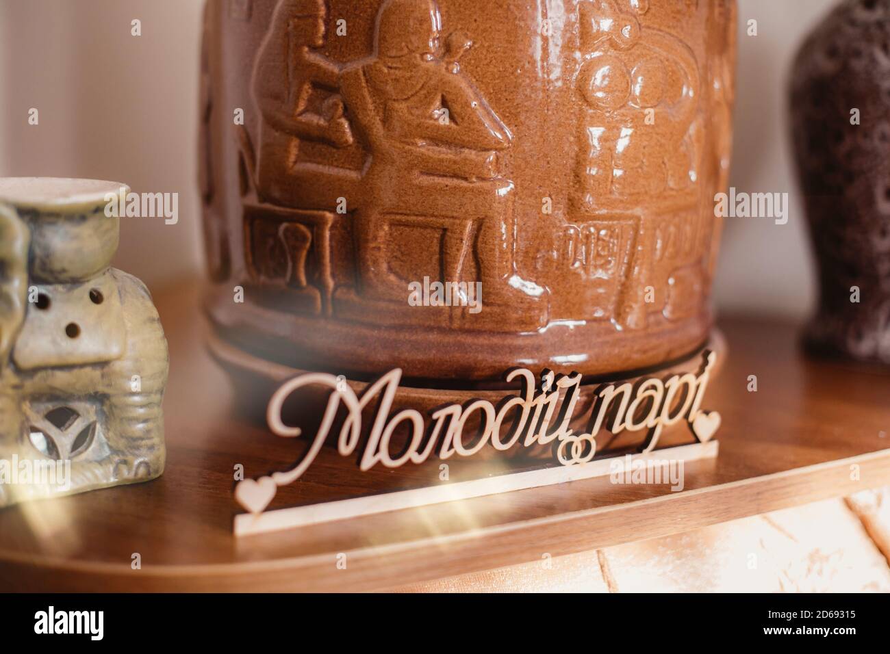 Hochzeitsdekorationen. Weiße Holzinschrift Hochzeit Stockfoto