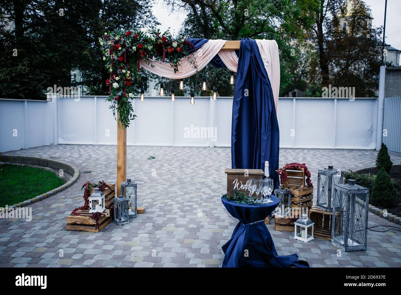 Hochzeitspark mit Blumen im Park für eine Hochzeitszeremonie am Hochzeitstag angeordnet Stockfoto