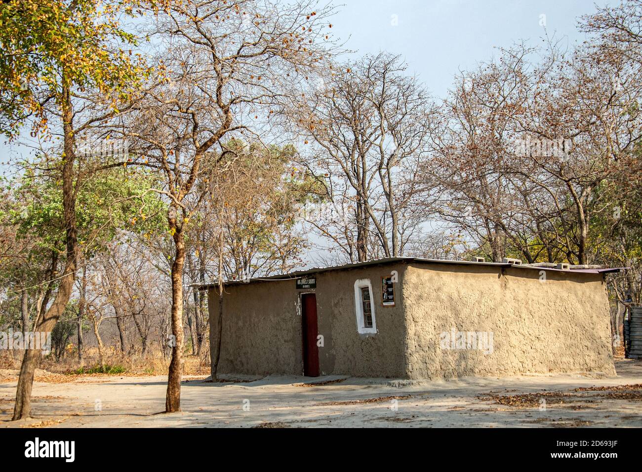 Allgemeiner Laden aus Holz und Schlamm mit Zinndach in einem Dorf in der Kalimbeza (Kalambesa) Gegend in der Nähe von Katima Mulilo in Namibia. Stockfoto