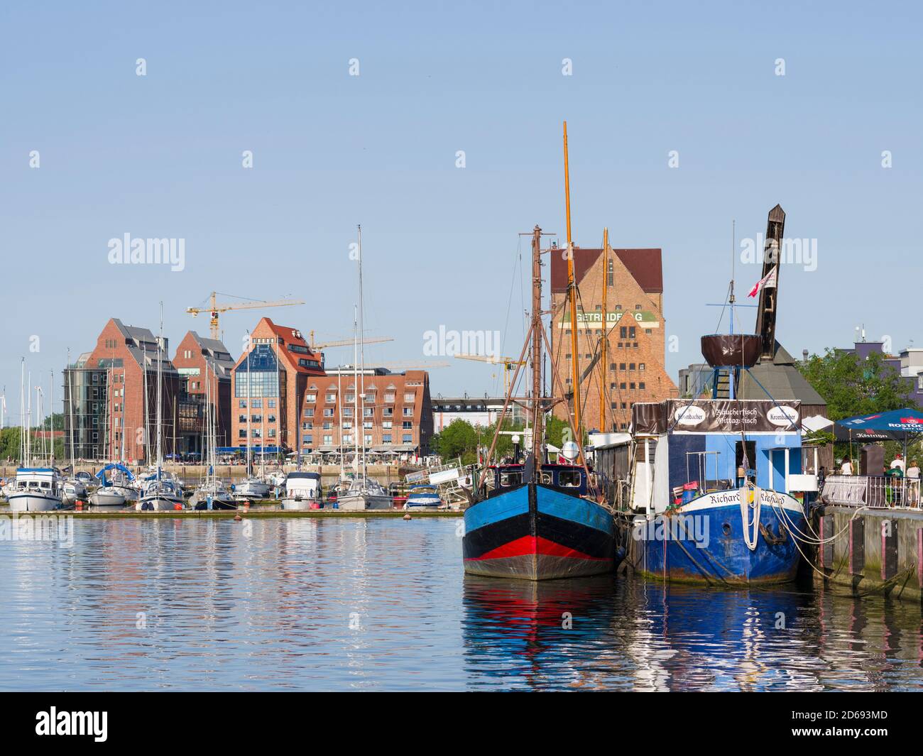 Hafen an der Unterwarnow. Die Hansestadt Rostock an der Küste der Ostsee. Europa, Deutschland, Mecklenburg-Vorpommern, Juni Stockfoto