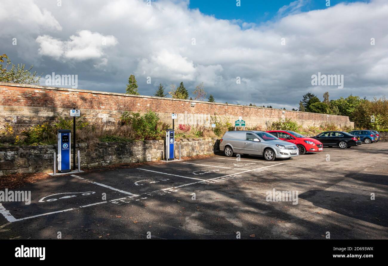 Parkplatz mit elektrischen Batterieladestationen im Polkemmet Country Park in der Nähe von Whitburn West Lothian Schottland Großbritannien Stockfoto