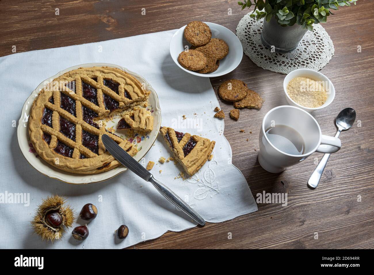 Der Tisch für das Frühstück auf einem Holztisch in Herbst Stockfoto