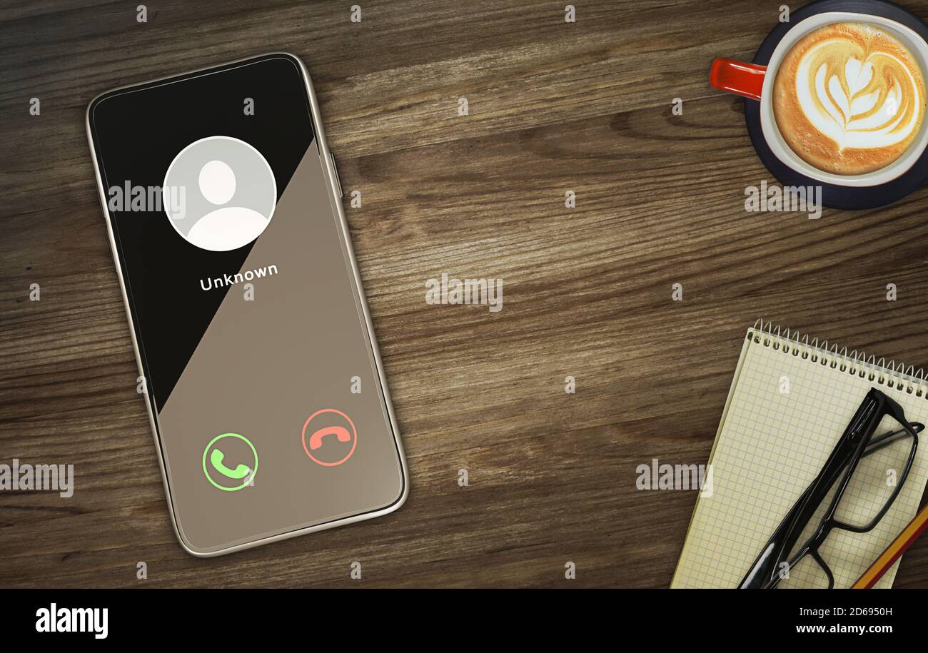 Unbekanntes Telefoniekonzept des Anrufers. Ankommender Anruf an einem flach laiendem Mobiltelefon auf einem Holzschreibtisch Stockfoto
