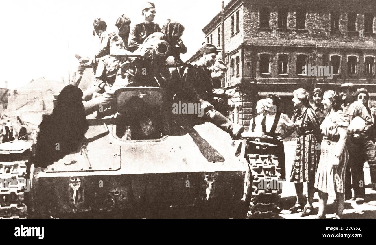 Die Begegnung der Bewohner von Minsk mit den sowjetischen Soldaten im Juli 1944. Stockfoto