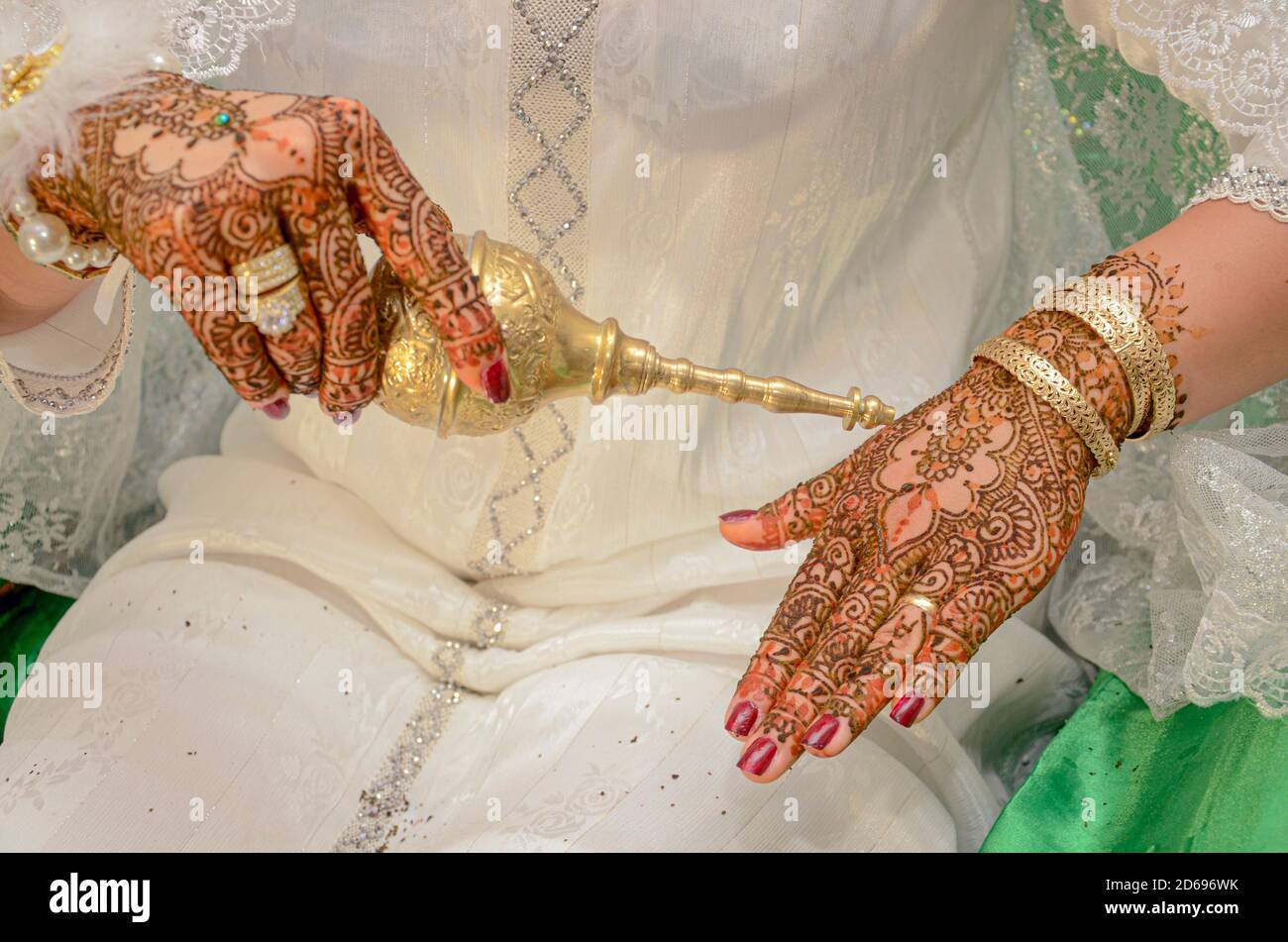 Die Hand der arabischen Braut ist mit rotem Henna tätowiert. Arabische Hochzeitstraditionen Stockfoto
