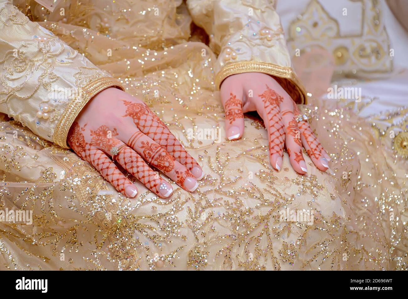 Die Hand der arabischen Braut ist mit rotem Henna tätowiert. Arabische Hochzeitstraditionen Stockfoto