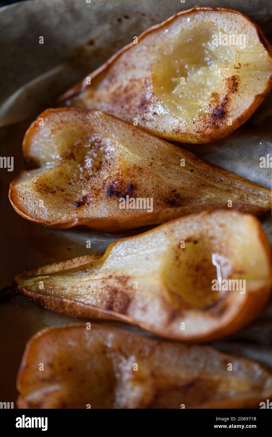 Gebackene Früchte mit Honig und Zimt Stockfoto