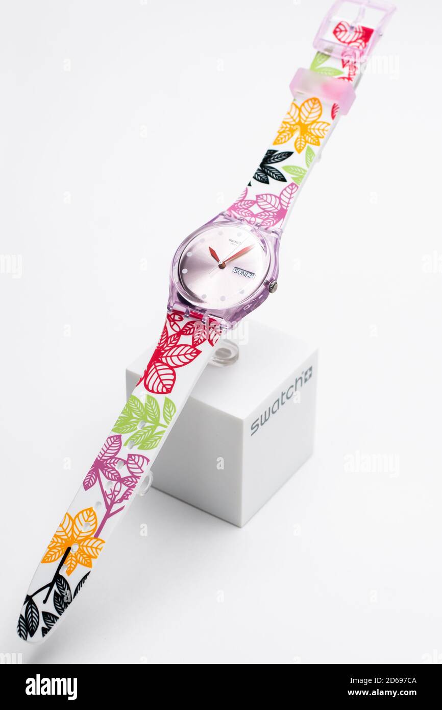 Geneve, Switzerland 07.10.2020 - Swatch Uhr Kunststoffgehäuse mehrfarbige  Blätter Stockfotografie - Alamy