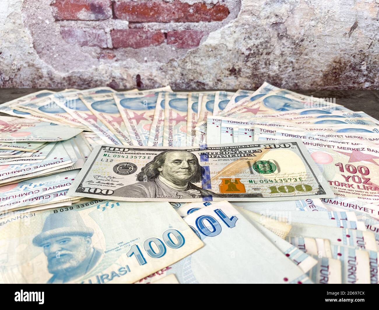 Türkische Lira und hundert US-Dollar. Die türkische Lira nimmt gegenüber dem US-Dollar ab Stockfoto