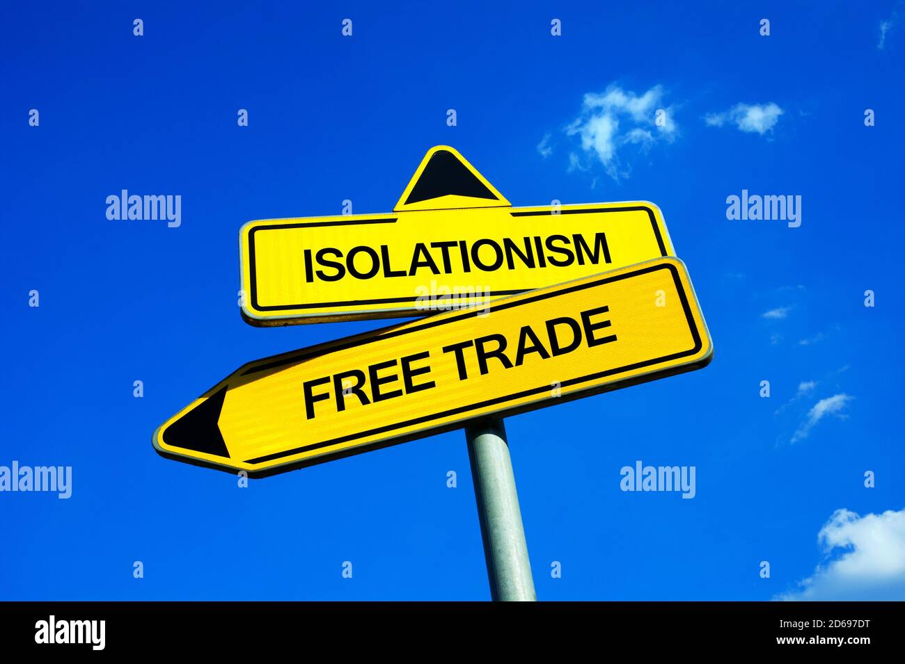 Isolationismus vs Freihandel - Verkehrsschild mit zwei Optionen - wirtschaftliche Barriere und Protektionismus der lokalen Produzenten und Arbeitskräfte Vs Freiheit der Internierung Stockfoto