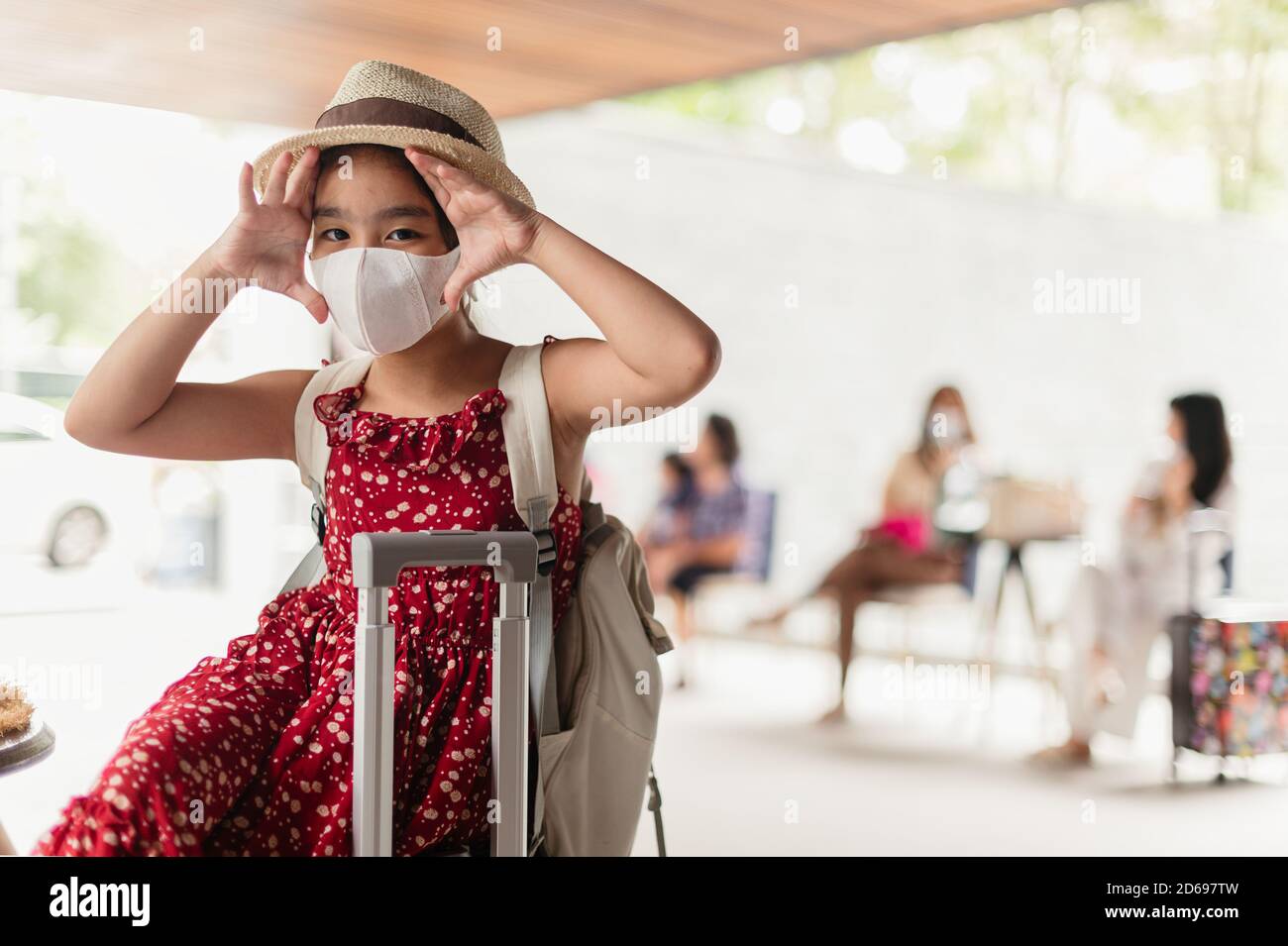 Ziemlich asiatische Mädchen glücklich Touristen zu reisen tragen Maske zu Schützen Sie sich vor Covid-19 an den Feiertagen Stockfoto