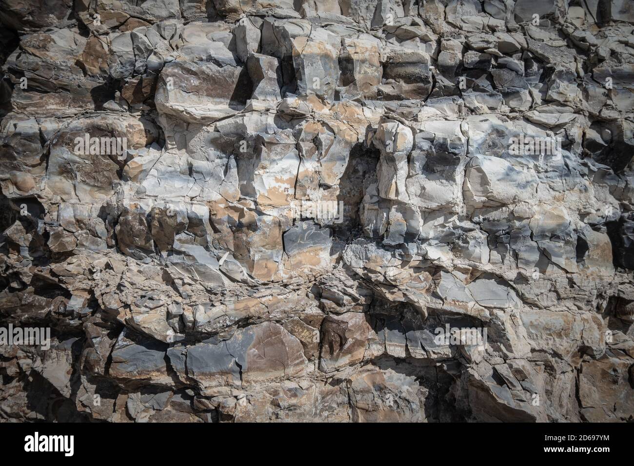 Hintergrund aus Kalkstein Mauerwerk. Die Oberfläche ist mit natürlichem Material verziert. Die Mauer ist aus Wildstein. Hochwertige Fotos Stockfoto