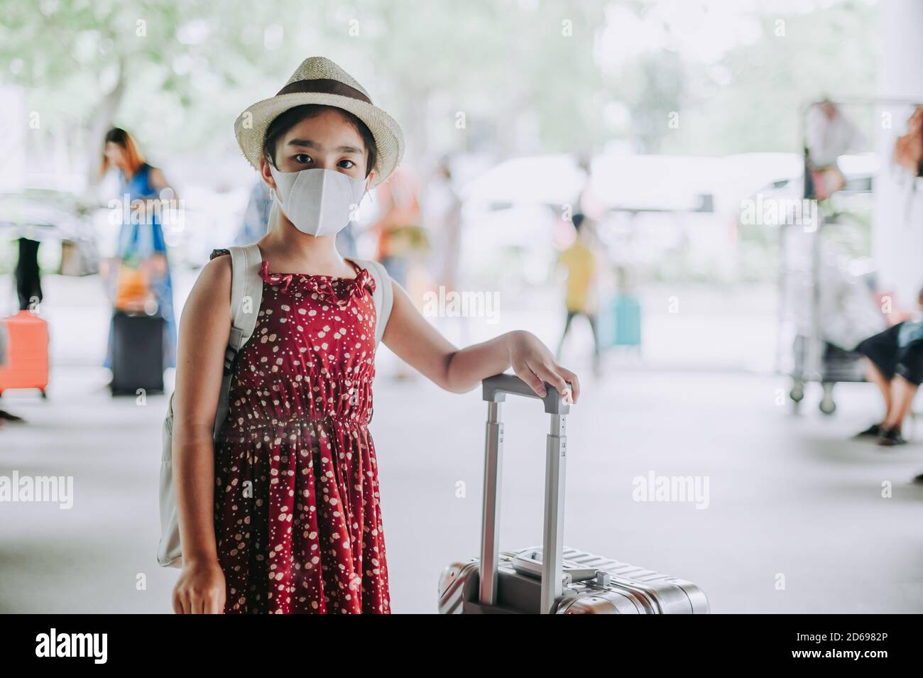 Ziemlich asiatische Mädchen glücklich Touristen zu reisen tragen Maske zu Schützen Sie sich vor Covid-19 an den Feiertagen Stockfoto