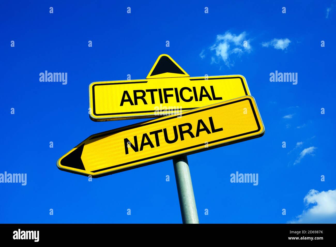 Künstliche oder natürliche - Verkehrszeichen mit zwei Optionen - Produkt von der Natur vs Sache hergestellt, konstruiert und modifiziert synthetisch vom Menschen Stockfoto