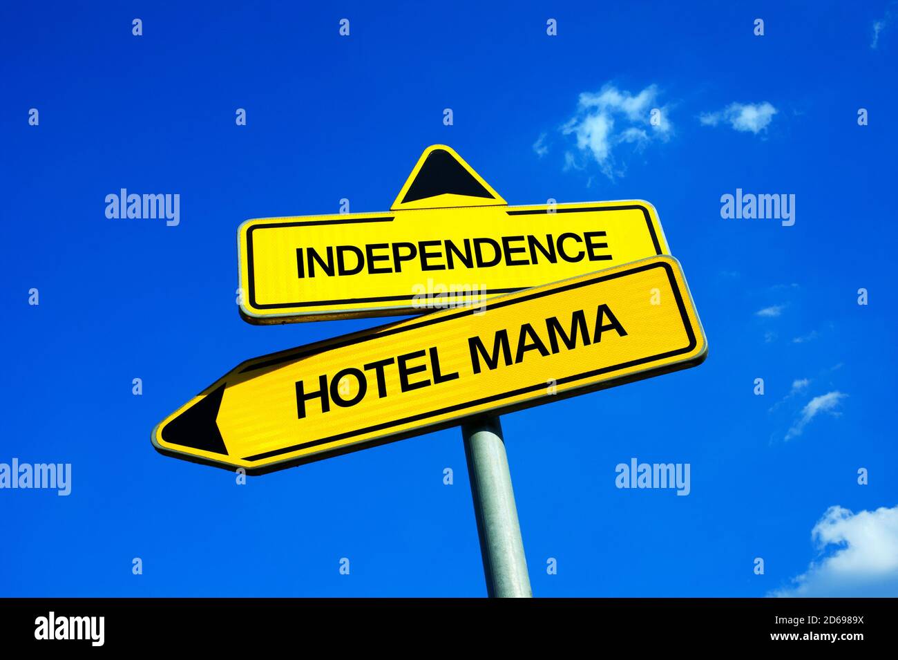 Unabhängigkeit vs Hotel Mama - Verkehrsschild mit zwei Möglichkeiten - Zusammenleben mit Eltern in Elternhaus vs unabhängig, selbstbestimmt und eigene und Stockfoto