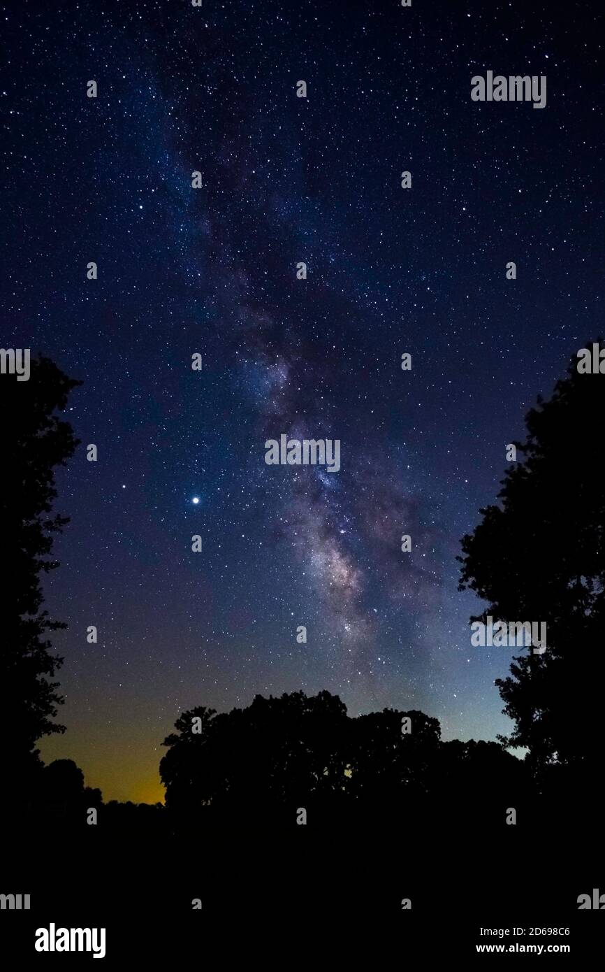 Sternenhimmel mit milchstraße -Fotos und -Bildmaterial in hoher Auflösung –  Alamy