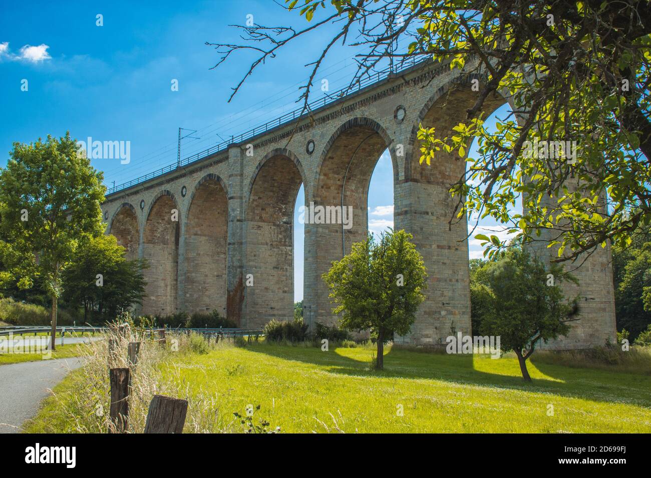 Zugviadukt in Altenbeken, Nordrhein-Westfalen, Deutschland. Alte Steinbahn umgeben von grünen Park Stockfoto