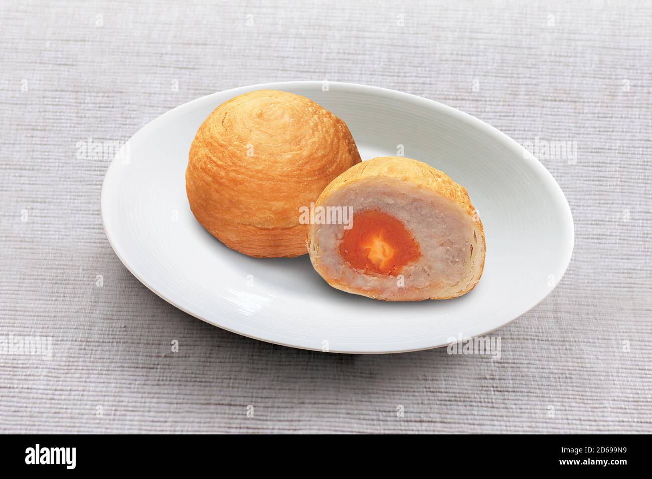 Shanghai Yam Paste einzigen Eigelb Mondkuchen für Chinesisch Mitte Herbst Festspielfest Stockfoto