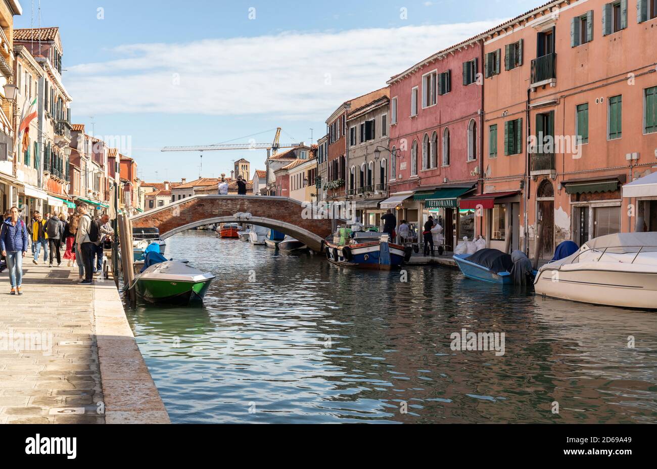 Die venezianische Laguneninsel Murano - der Rio dei Vetrai mit Brücke und bunten malerischen Gebäuden und Booten. Murano, Venedig, Italien. 2020 Stockfoto