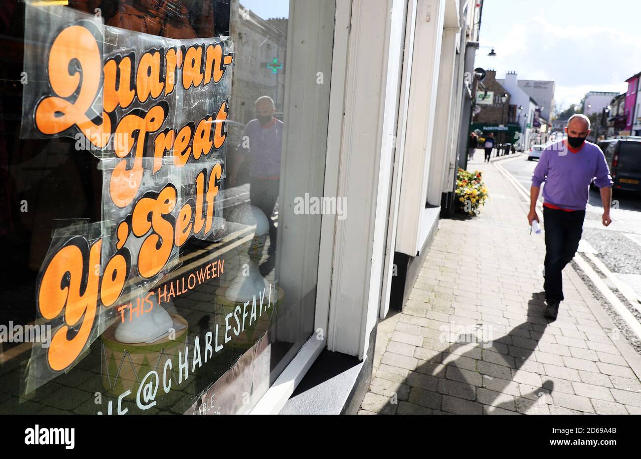 Ein Schild im Fenster eines Bekleidungsladens an der Main Street, Co. Cavan, während die Grafschaften Donegal, Cavan und Monaghan sich darauf vorbereiten, ab Mitternacht heute Abend auf Ebene 4 des irischen Covid-19-Plans umzuziehen. Stockfoto