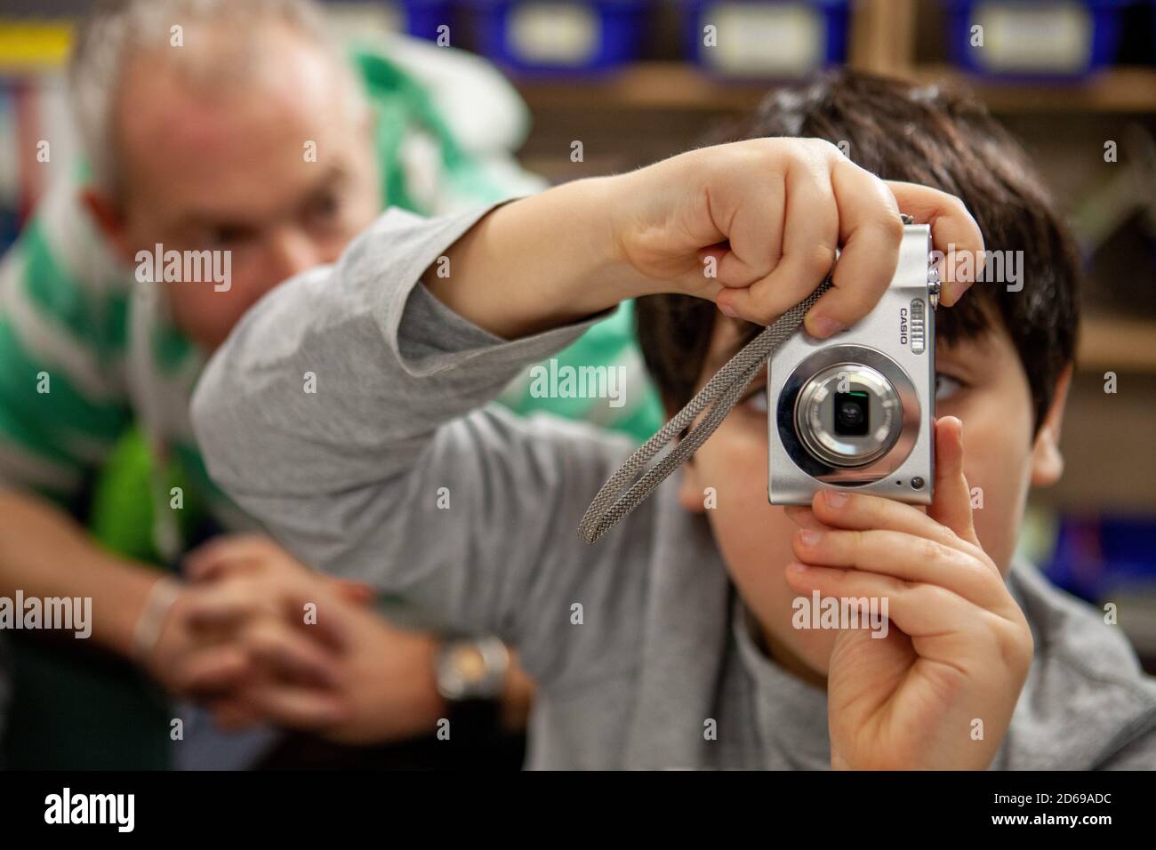 Ein Schüler der Grundschule in Südlondon verwendet eine Casio Digitalkamera während einer Unterrichtsstunde über die Verwendung von Kameras mit Projekten. 23. Februar 2010. Foto: Neil Turner Stockfoto